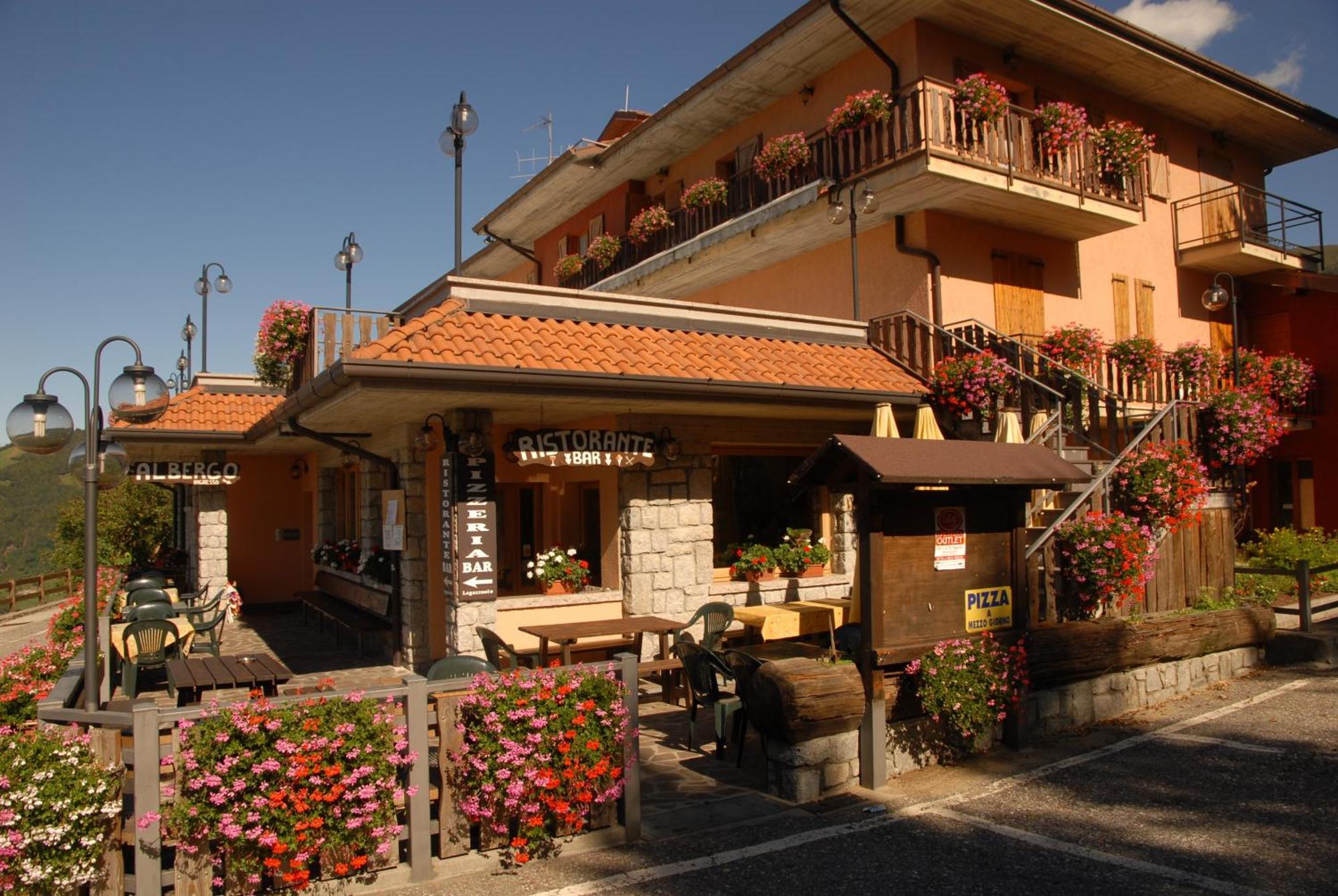 Albergo Legazzuolo Montecampione Artogne Exterior photo